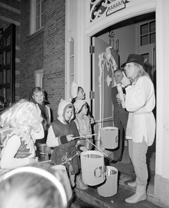 884559 Afbeelding van leerlingen en een onderwijzeres van de R.K. basisschool De Beiaard (Van Loonlaan 46) te Utrecht ...